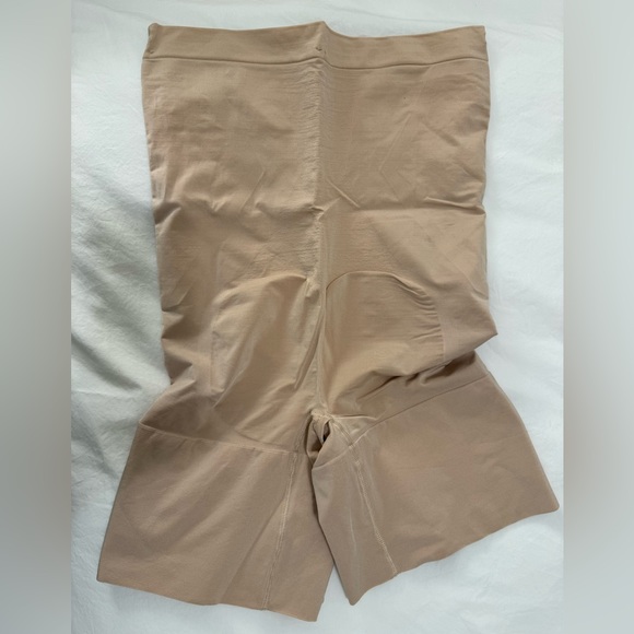 Spanx OnCore High-Waisted Mid-Thigh Short - Picture 2 of 11